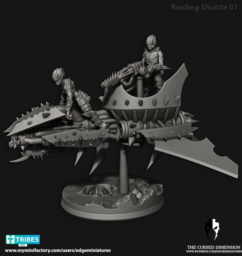 Puede incluir: Un modelo 3D impreso en gris de una nave espacial futurista con dos figuras a bordo. La nave espacial tiene una nariz larga y puntiaguda, un motor grande en la parte trasera y una variedad de armas y otros detalles. Las figuras llevan armaduras futuristas y sostienen armas. El modelo est&aacute; montado en una base.