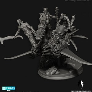 Puede incluir: Una miniatura gris de un barco espacial futurista impreso en 3D con cuatro figuras a bordo. La nave espacial tiene una nariz larga y puntiaguda y un par de alas. Las figuras llevan armadura y sostienen armas. La miniatura est&aacute; colocada sobre una base circular.