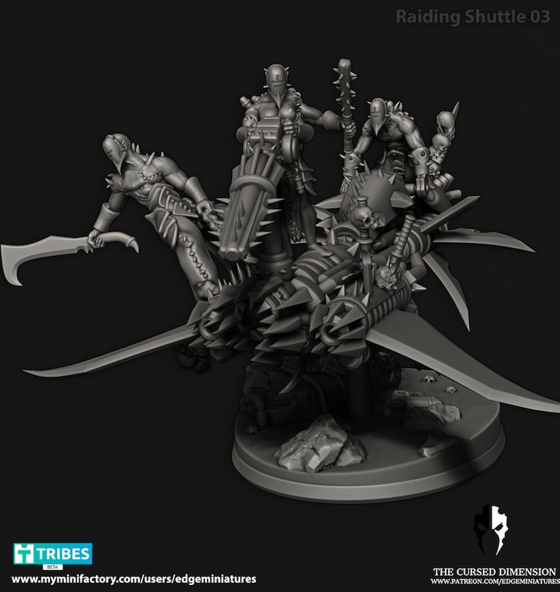 Puede incluir: Una miniatura gris de un barco espacial futurista impreso en 3D con cuatro figuras a bordo. La nave espacial tiene una nariz larga y puntiaguda y un par de alas. Las figuras llevan armadura y sostienen armas. La miniatura est&aacute; colocada sobre una base circular.