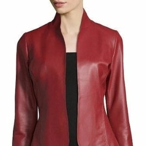 BLAZER En cuir d'agneau véritable rouge sang pour femme | Blazer en cuir FORMAL coupe slim | Veste en cuir plissée au dos | Blazer de célébrité