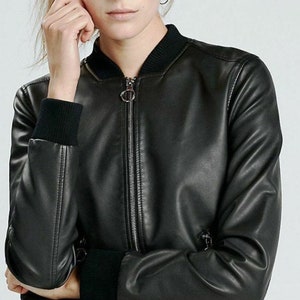 Blouson BOMBER en cuir NOIR pour femmes Noorani | Blouson aviateur noir en cuir d'agneau doux | Veste de moto BIKER pour femmes | Veste de soirée pour célébrités - Noir
