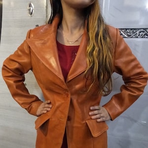 Noorani lamsvacht ORANJE leren BLAZER dames | Stijlvolle slim-fit FORMELE leren blazer | Celebrity-blazer met knopen van 2 knopen - verbrand oranje
