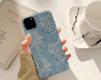 Funda resistente MagSafe para iPhone 12, 13, 14, 15, 16 y 17 (Mini, Pro, Pro Max, Plus y Air) con diseño vintage de Marigolds en azul costero y blanco.
