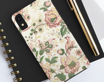 Puede incluir: Una funda de teléfono blanca con un patrón floral con flores rosas y verdes, hojas y un pájaro. La funda tiene un recorte para la lente de la cámara.