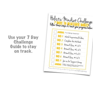 Puede incluir: Una hoja blanca con el t&iacute;tulo "Holistic Mindset Challenge" y una lista de verificaci&oacute;n para un programa de 7 d&iacute;as. La gu&iacute;a incluye pasos a seguir y realizar un seguimiento del progreso, con indicaciones para llevar un diario y asistir a clases. Tambi&eacute;n es visible el texto "Use your 7 Day Challenge Guide to stay on track".