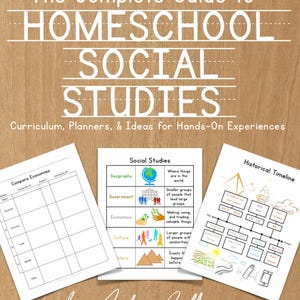 Op de afbeelding: Een houten oppervlak toont een gids getiteld "The Complete Guide to Homeschool Social Studies." De afbeelding bevat werkbladen over economie, sociale studies en een historische tijdlijn. De naam van de auteur, Andrea Calloway, staat onderaan.