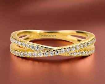Fesselnder 1,80 mm runder Brilliantschliff Moissanit Crossover Band, halbe Ewigkeit Pave Set Diamantband, 10K Gelbgold Ehering für Sie
