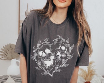 Camiseta con calaveras y corazones de enredadera en colores reconfortantes: camiseta rockera gótica