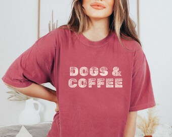 Camiseta Dogs & Coffee Comfort Colors: Camiseta para mamá perruna, adicta al café
