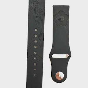 Può includere: Cinturino nero con un design inciso dettagliato. Un cinturino presenta un'illustrazione di un personaggio, l'altro un motivo floreale. I cinturini hanno una chiusura argentata e più fori per la regolazione. I cinturini sono realizzati in materiale flessibile.