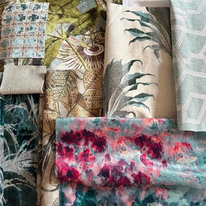 Puede incluir: Una colección de muestras de tela en varios patrones y colores, incluyendo verde, azul, marrón y rosa. Las telas presentan diseños geométricos, florales y abstractos.