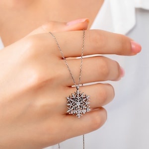 SilberNe Schneeflocke Halskette, Schneeflocke Winter Schmuck, CZ Charm Anhänger, Schneetagsgeschenk, Silber Weihnachtsgeschenk, Funkelnde Halskette, Geschenk für Sie