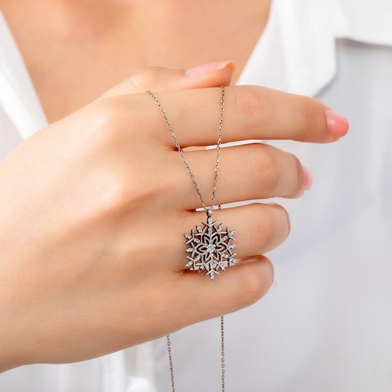 Silver snowflake pendant online
