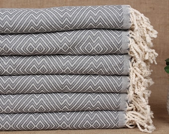 Toalla de playa personalizada, toallas personalizadas, toalla gris oscuro, toalla de diamantes, 40 x 75 pulgadas, regalos de boda personalizados para pareja,