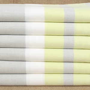 Toalla de playa bordada, regalo personalizado para ella, toalla verde gris-pistacho, toalla a rayas, toallas de playa personalizadas de 40x71 pulgadas,