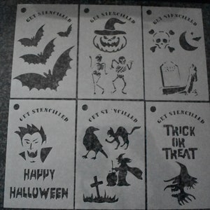 Könnte beinhalten: Sechs weiße Halloween-Schablonen mit schwarzen Designs. Die Schablonen beinhalten Fledermäuse, einen Kürbis mit Hexenhut, einen Totenkopf und Knochen, ein Skelett, einen Vampir, einen Raben und eine Katze, eine Hexe mit einem Kessel und eine Hexe mit einem Besen. Der Text auf den Schablonen lautet "Get Stencilled", "Happy Halloween" und "Trick or Treat".