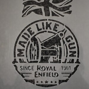 Puede incluir: Plantilla en blanco y negro con el texto "GET STENCILLED" en la parte superior. La plantilla presenta una bandera del Reino Unido, un círculo con el texto "MADE LIKE A GUN" y las palabras "SINCE ROYAL ENFIELD 1901" y cinco estrellas. El texto "GOES LIKE A BULLET" está en la parte inferior.