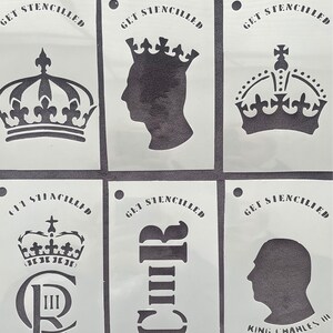 Może przedstawiać: Sześć białych szablonów z tekstem "GET STENCILLED" na każdym. Szablony przedstawiają różne wzory, w tym koronę, profil osoby i litery "CR III".