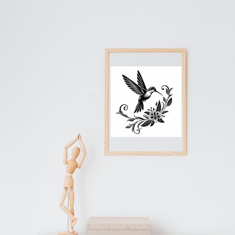 K&ouml;nnte beinhalten: Schwarz-wei&szlig;-Illustration eines Kolibris im Flug, dessen Schnabel eine Blume ber&uuml;hrt. Der Kolibri ist von stilisierten floralen Elementen umgeben.