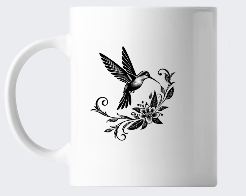 K&ouml;nnte beinhalten: Wei&szlig;e Keramiktasse mit einer schwarzen Silhouette eines Kolibris, der &uuml;ber einem floralen Design schwebt.
