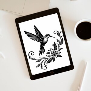 K&ouml;nnte beinhalten: Schwarz-wei&szlig;-Illustration eines Kolibris im Flug, mit einem floralen Design dahinter. Der Kolibri ist nach rechts gerichtet und hat seine Fl&uuml;gel ausgebreitet. Das florale Design besteht aus Bl&auml;ttern und Bl&uuml;ten.