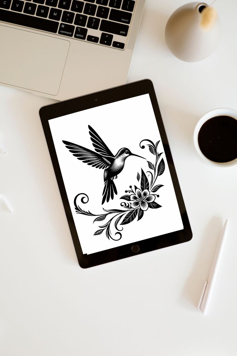 K&ouml;nnte beinhalten: Schwarz-wei&szlig;-Illustration eines Kolibris im Flug, mit einem floralen Design dahinter. Der Kolibri ist nach rechts gerichtet und hat seine Fl&uuml;gel ausgebreitet. Das florale Design besteht aus Bl&auml;ttern und Bl&uuml;ten.
