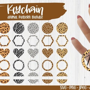 Può includere: Un set di 30 design di portachiavi con stampa animalier, tra cui motivi di zebra, leopardo e giraffa. I design includono cerchi, esagoni, cuori e cornici. Il testo "Keychain animal Pattern Bundle" e "30 designs" è visibile nella parte inferiore dell'immagine. Il testo "SVG-PNG-JPEG-dxf-eps-ai" è visibile nella parte inferiore destra dell'immagine.