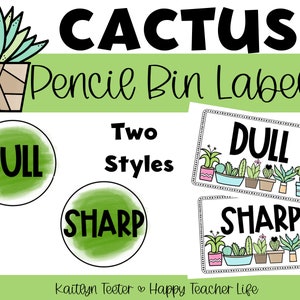 Puede incluir: Dos estilos de etiquetas para botes de lápices con temática de cactus. Un estilo es una etiqueta redonda verde con texto blanco que dice "DULL" y "SHARP". El otro estilo es una etiqueta rectangular con borde blanco y texto negro que dice "DULL" y "SHARP". Ambos estilos presentan una fila de plantas de cactus coloridas en macetas.