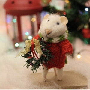Тeedle felted christmas mouse in sweater with christmas wreath, winter mouse, Felted Mouse, Winter Mouse, Wee animal, Mouse for doll house