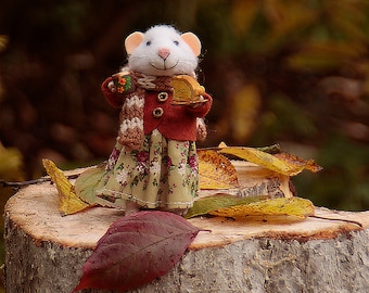 Needle Felted Autumn Lady Mouse with a mug and piece of apple pie, Collectible doll, Felted Mouse, Realistic miniature Mice, Wool animal