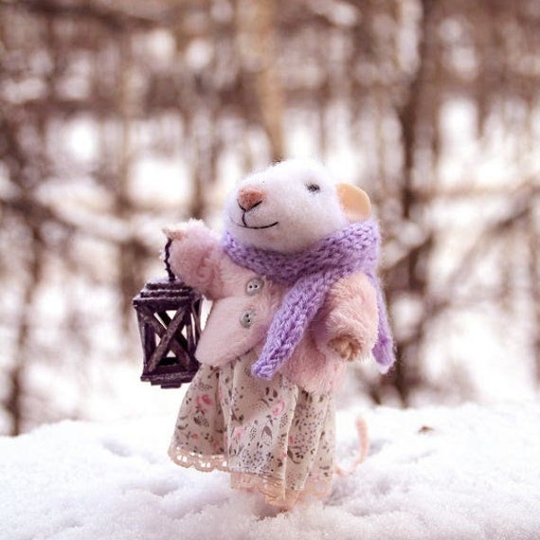 Needle Felted Winter Lady Mouse with Lamp, Collectible Mouse, Winter Inspiration, Felt animal, Eco Toy, Felt Mice, Gift for girl, White mice