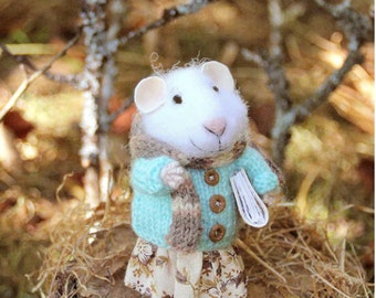 Vintage Realistic Mouse, Needle Felted Autumn Mouse with book, Felted Girl mouse, Felt animal, Felt mouse, Mouse with bag, Felt mice