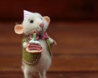 Needle Felt Birthday Mouse with birthday cake, Happy birthday gift, Felted animal, Gift for birthday, cute anniversary gift, birthday mouse