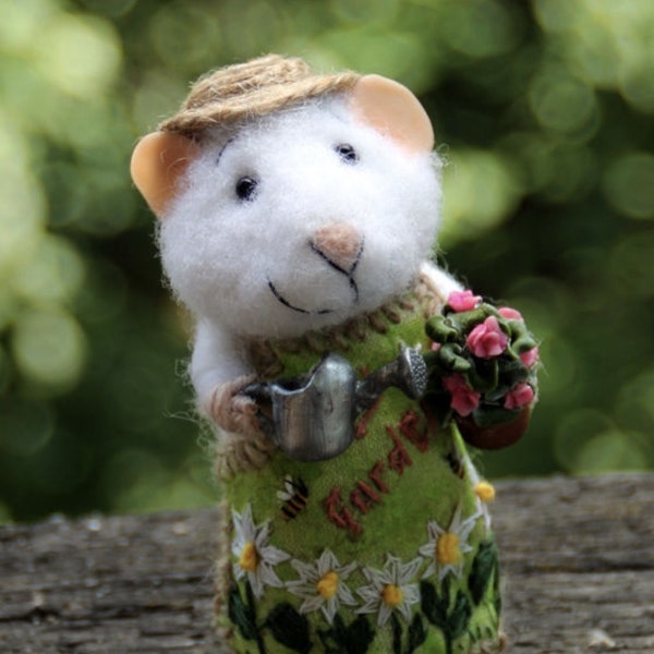 Needle felted gardener mouse, mouse with flowers and watering can, spring mouse, farmer mouse, felt mouse, collectible toy, cute mouse gift