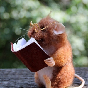 Reader book felted mouse, gift for book lovers, mouse with book, gift for teacher, needle felted animals, library decor, Little Mouse Reader