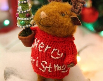 Needle Felted Christmas Deer in sweater with christmas tree, Collectible doll, Felted Mouse, Perfect gift, felted wool animal, mini deer