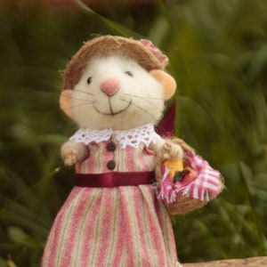Needle Felted Lady mouse with basket, Collectible doll, Felted Mouse, Realistic miniature Mice, Wool animal, Little figure for doll house