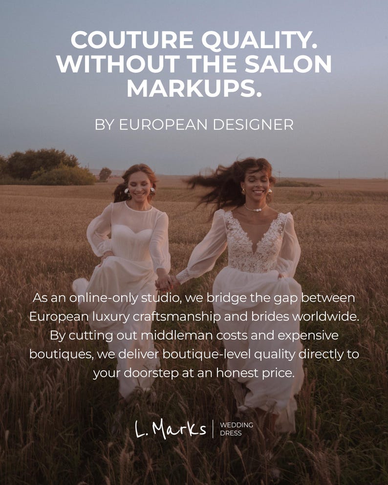 K&ouml;nnte beinhalten: Zwei Frauen in wei&szlig;en Hochzeitskleidern rennen durch ein Feld. Das Bild enth&auml;lt Text: &bdquo;COUTURE QUALITY. WITHOUT THE SALON MARKUPS. BY EUROPEAN DESIGNER.&ldquo; Der Markenname &bdquo;L. Marks&ldquo; ist ebenfalls sichtbar. Hochzeitsthema.