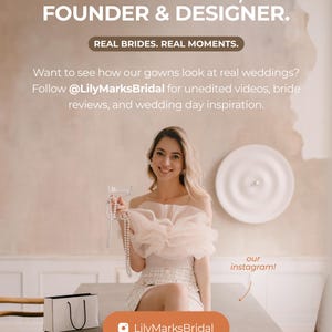 Könnte beinhalten: Eine Frau in einem rosafarbenen schulterfreien Oberteil und einem gemusterten Rock posiert mit einem Hochzeitskleid-Accessoire. Das Bild enthält den Text "HI! I'M KSENIA, FOUNDER & DESIGNER" und "REAL BRIDES. REAL MOMENTS."