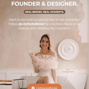 K&ouml;nnte beinhalten: Eine Frau in einem rosafarbenen schulterfreien Oberteil und einem gemusterten Rock posiert mit einem Hochzeitskleid-Accessoire. Das Bild enth&auml;lt den Text "HI! I'M KSENIA, FOUNDER & DESIGNER" und "LilyMarksBridal".