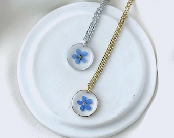 本物の押し花が付いた繊細な忘れな草のネックレス、本物の花が付いた丸い忘れな草の樹脂ネックレス、サムシングブルーのウェディング