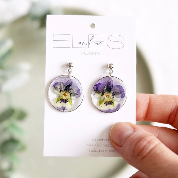 Violette runde gepresste Stiefmütterchen Ohrringe mit lila-gelben, echten Blüten, Resin Wildblumen Ohrringe in Gold / Silber, Epoxidharz
