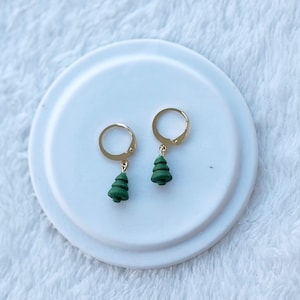 Boucles d'oreilles mini sapin de Noël, boucles d'oreilles de Noël vertes suspendues, boucles d'oreilles d'hiver, boucles d'oreilles en argile polymère