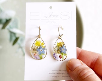 Colorful handmade resin wild flower earrings in teardrop shape with small flowers in epoxy resin, gold-plated / silver-plated