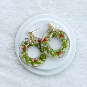 Weihnachtskranz Statement Ohrringe mit goldener Schleife, Winter Ohrringe, Adventkranz Schmuck, Weihnachtsohrringe, Resin Blumen Ohrringe