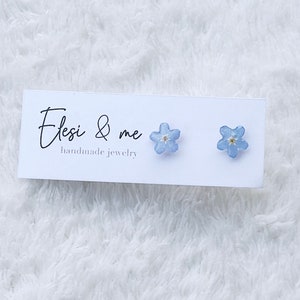 Delicate flower-shaped forget-me-not resin earrings with pressed blue blossom, wildflower earrings in flower shape, real flower earrings
