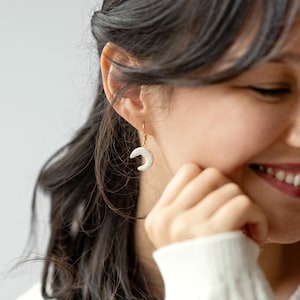 Pendientes de media luna de vainilla, pendientes de invierno, joyas de media luna de vainilla, galletas navideñas, pendientes de galleta