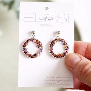 Rose resin earrings with a wreath of pressed rose petals and cornflowers, handmade epoxy resin earrings, delicate bridesmaid earrings