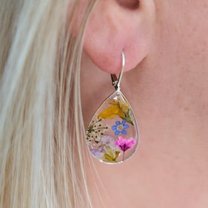 Färgglada handgjorda örhängen i resin med vildblommor i droppform med riktiga blommor, resin, förgätmigej, regnbåge, färgglada vildblommor