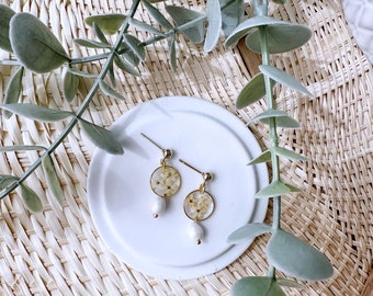 Elderflower resin earrings with pressed white flower & pearl, wildflower earrings, resin flower earrings, wildflower epoxy resin earrings